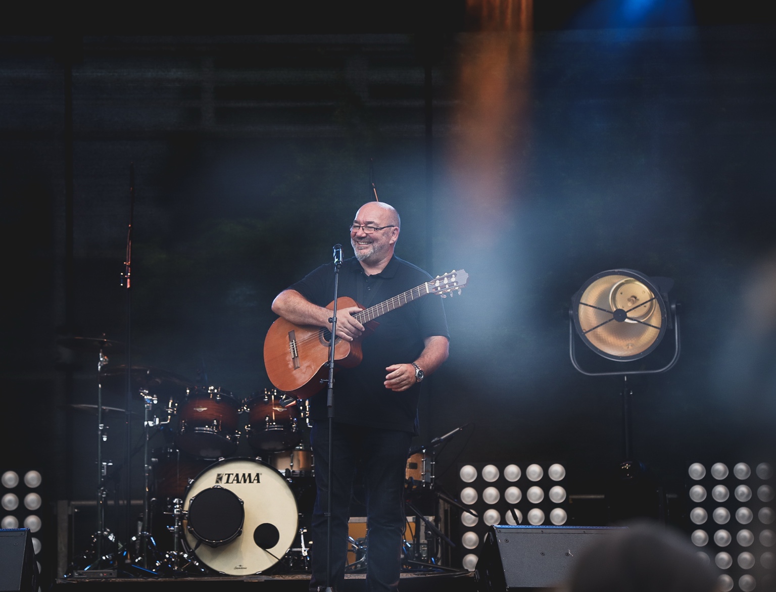 Harry Borgner mit Gitarre auf der Bühne
